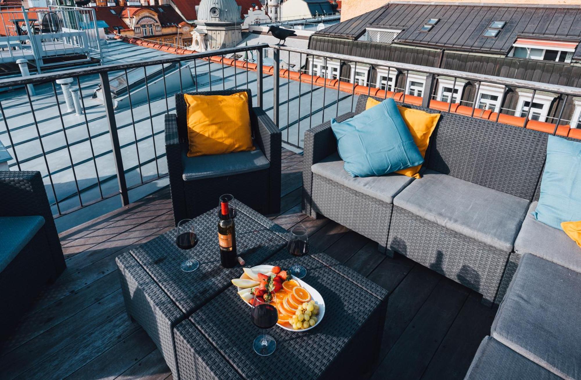 Two-Level Apart With A Terrace Near The Vltava River Praga Esterno foto