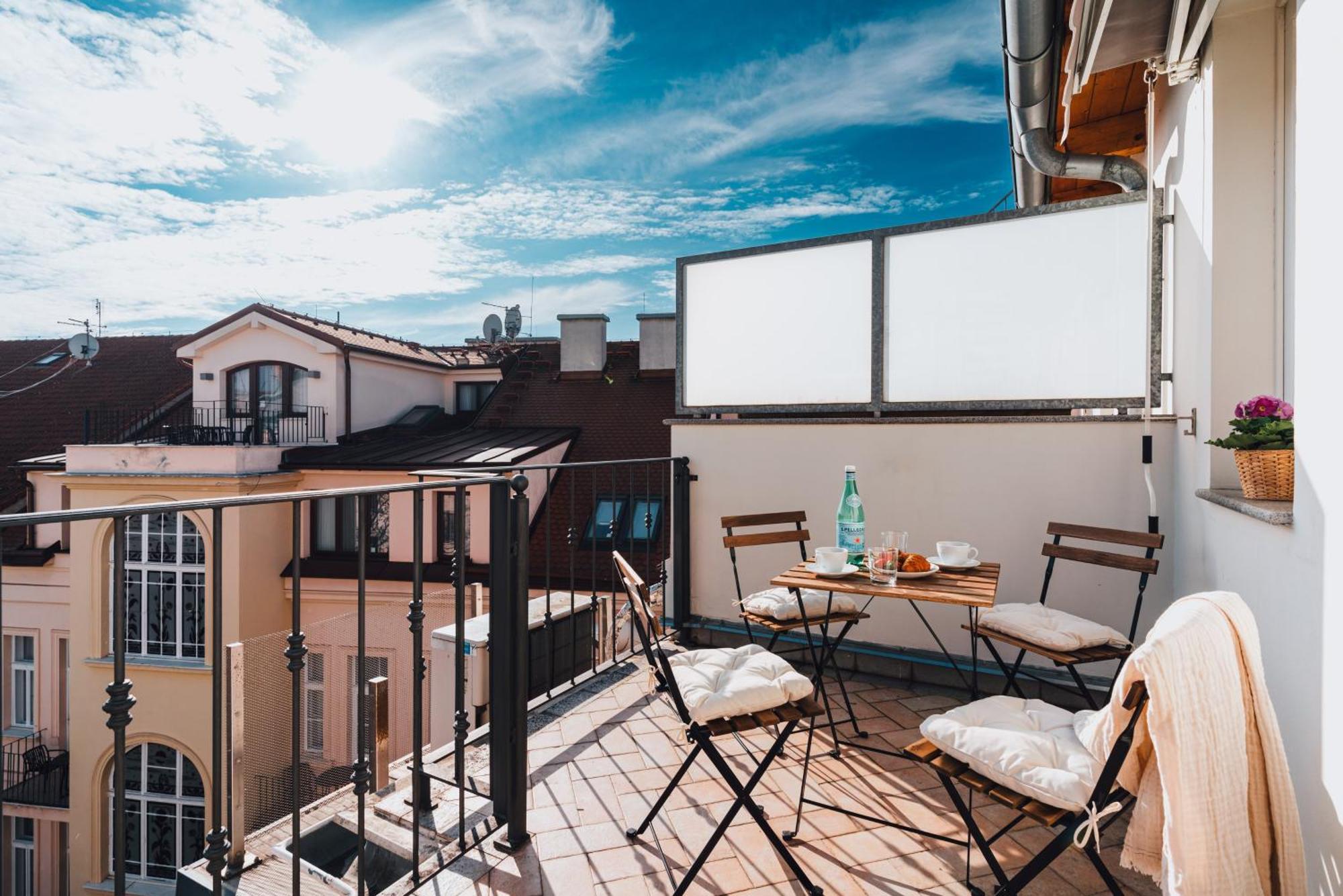 Two-Level Apart With A Terrace Near The Vltava River Praga Esterno foto