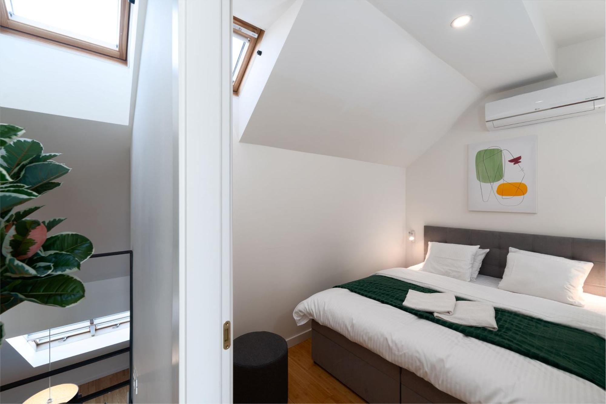 Two-Level Apart With A Terrace Near The Vltava River Praga Esterno foto